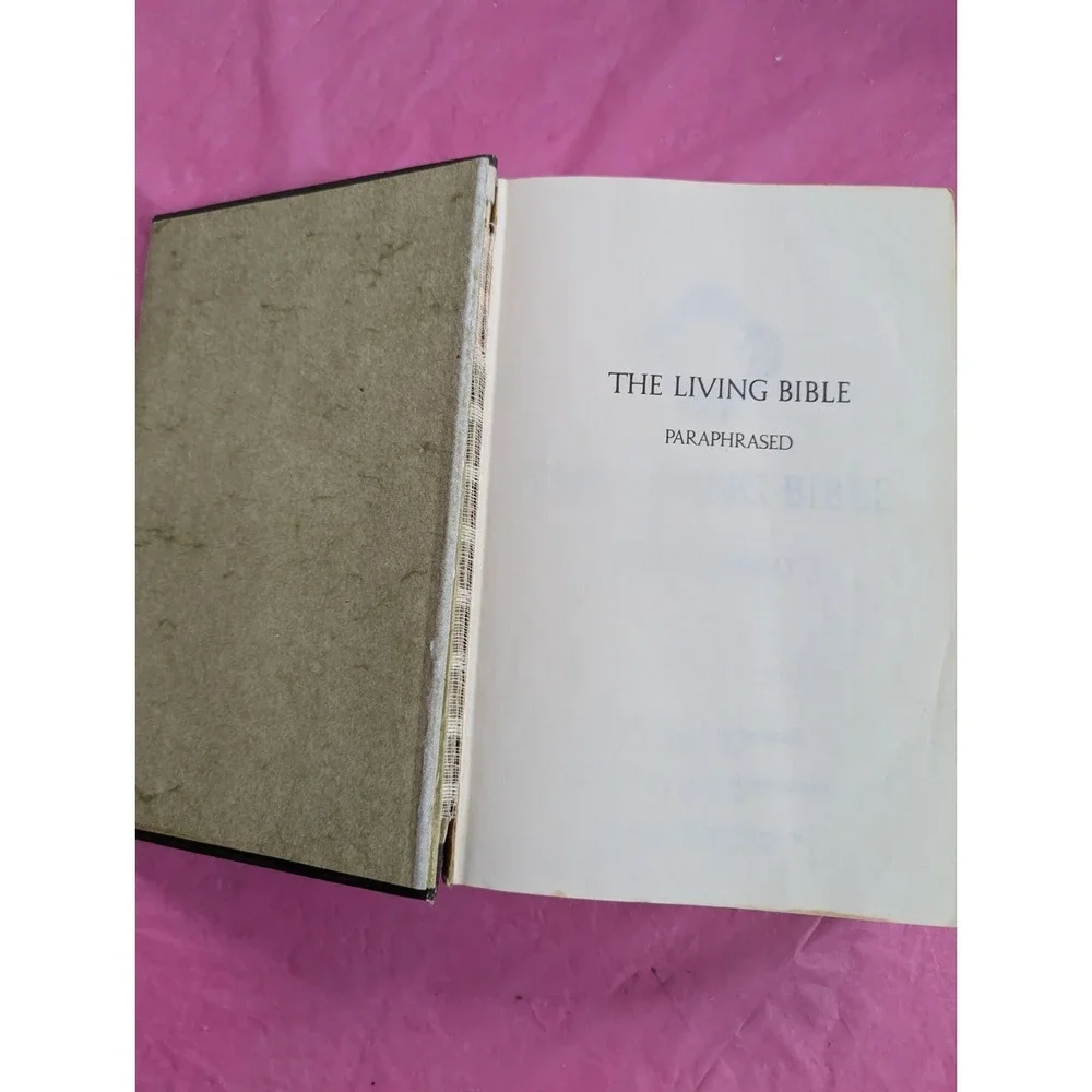 Vintage 1973 THE Living Bible Paraphrased leather like cover‎